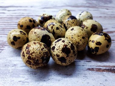 Ahşap arka planda bıldırcın yumurtaları