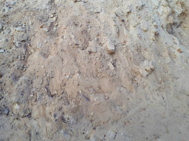  Küçük taşlar ve toprak elementleriyle kum dokusu