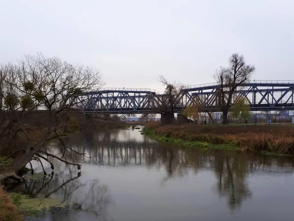 Río Lluvia Fondo Puente Ferroviario —  Fotos de Stock