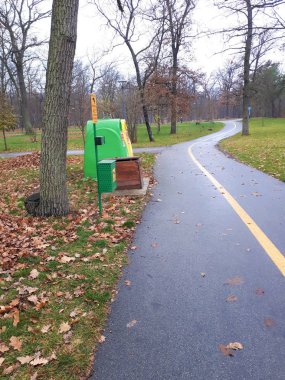  Sonbaharda parkta pistin kenarındaki çöp tenekeleri.