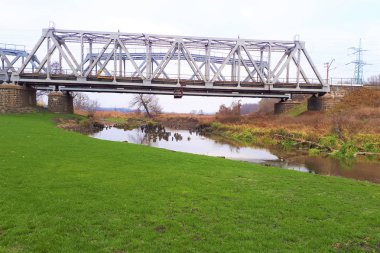  Nehrin üzerindeki demiryolu köprüsü