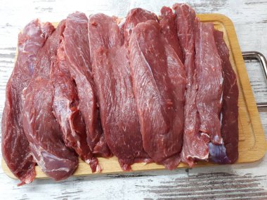  Yemek pişirmek için bıçakla doğranmış et parçaları.