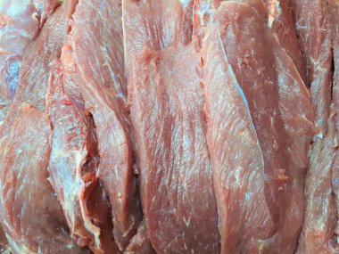  Yemek pişirmek için bıçakla doğranmış et parçaları.