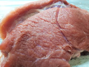 Büyük, güzel bir et / bifteğin yakın plan çekimi.