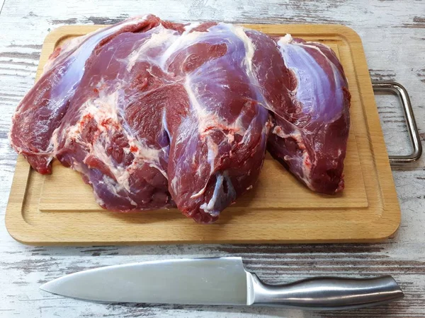 Primo Piano Grande Pezzo Carne Una Tavola Cucina Legno — Foto Stock