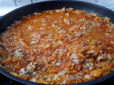  Büyük annelerin tarifine göre kızartma tavasında pişirilmiş lezzetli bir sosun yakın çekimi.