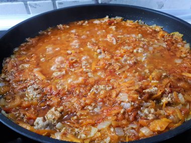  Büyük annelerin tarifine göre kızartma tavasında pişirilmiş lezzetli bir sosun yakın çekimi.