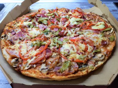  Taze ve lezzetli bir pizzanın yakın çekimi.