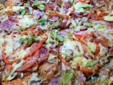  Taze ve lezzetli bir pizzanın yakın çekimi.