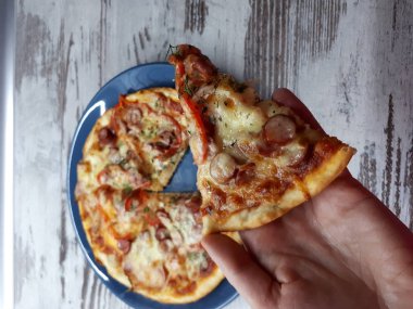  Taze ve lezzetli bir pizzanın yakın çekimi.