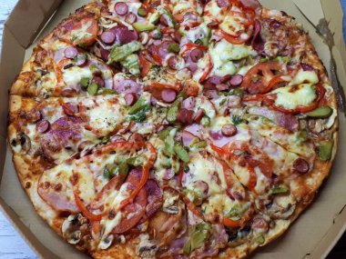  Taze ve lezzetli bir pizzanın yakın çekimi.