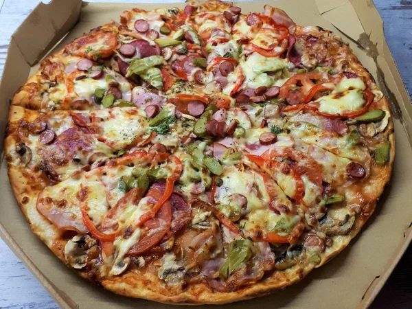 Close Uma Grande Pizza Saborosa Fresca — Fotografia de Stock