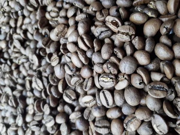 Zbliżenie Świeżo Palonych Brązowych Aromatycznych Ziaren Kawy — Zdjęcie stockowe