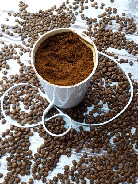 Close Van Een Koffiemolen Met Gemalen Koffie Een Houten Tafelblad — Stockfoto