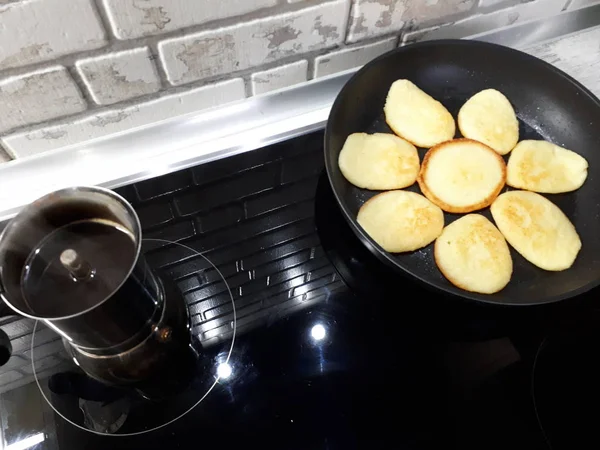 Close Pancakes Pan Freshly Brewed Coffee Coffee Maker Black Stove — Stock Photo, Image