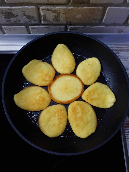 Närbild Pannkakor Stekpanna Form Blomma Svart Spis — Stockfoto