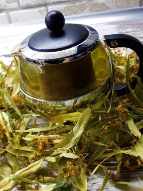  Çay yapmak için kurutulmuş çiçek ve ıhlamur yaprakları yakın plan.