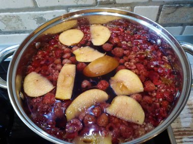  Elma ve ahududu kompostosu ile tava