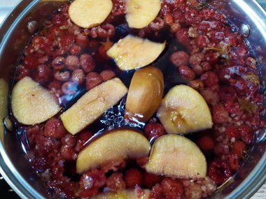  Elma ve ahududu kompostosu ile tava