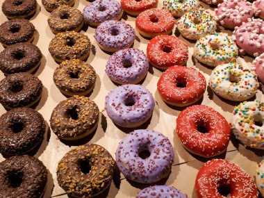  Renkli ve pudralı taze tatlı çörekler.