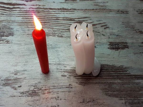 木制表面上红色和白色蜡烛的特写 象征舆论领袖 — 图库照片