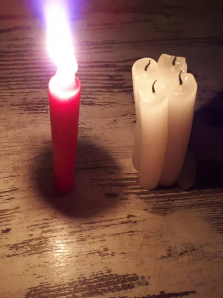Γκρο Πλαν Κόκκινων Και Λευκών Κεριών Ξύλινη Επιφάνεια Που Συμβολίζει — Φωτογραφία Αρχείου