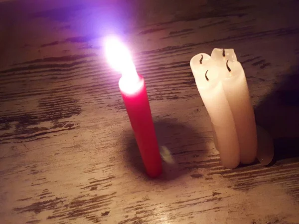 Nahaufnahme Roter Und Weißer Kerzen Auf Einer Holzoberfläche Die Meinungsführer — Stockfoto