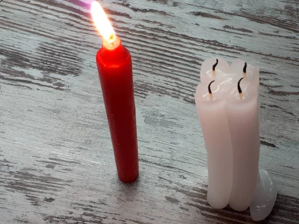 Close Red White Candles Wooden Surface Symbolizing Opinion Leaders — Stock Photo, Image