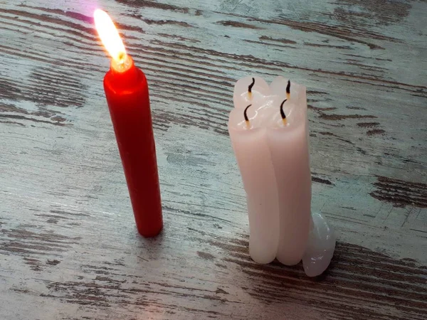 Γκρο Πλαν Κόκκινων Και Λευκών Κεριών Ξύλινη Επιφάνεια Που Συμβολίζει — Φωτογραφία Αρχείου