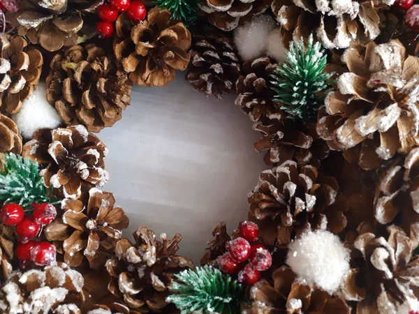 Close Van Abstract Helder Kerstachtergrond Van Bloemenslingers Kerstboom Decoraties Sneeuw — Stockfoto