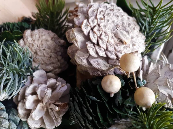 Close Van Abstract Helder Kerstachtergrond Van Bloemenslingers Kerstboom Decoraties Sneeuw — Stockfoto