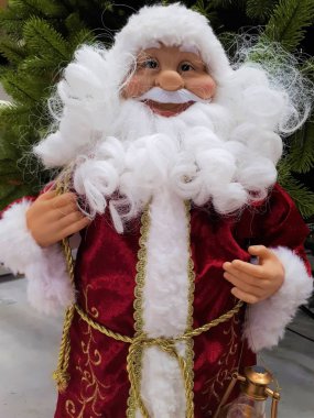  Beyaz sakallı Noel Baba karakterinin yakın plan fotoğrafı.