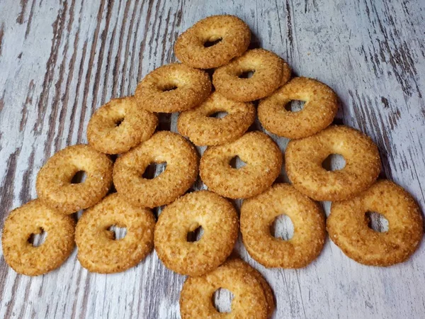 Närbild Cookies Välsmakande Hemmagjord Färsk Beströdd Med Socker Abstrakt Trä — Stockfoto