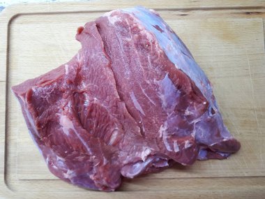  Ahşap bir raftaki büyük bir et parçasına yakın plan.