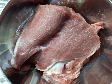  Demir kasedeki bir et parçasının yakın çekimi.