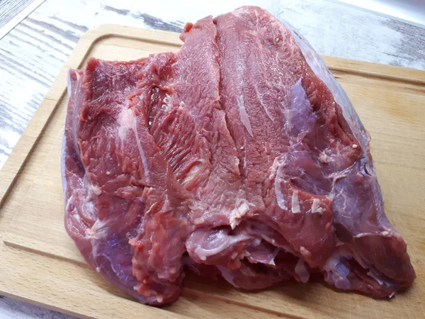 Close Grande Pedaço Carne Uma Prateleira Madeira — Fotografia de Stock