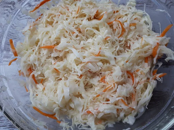 Close Dari Salad Sauerkraut Dalam Mangkuk Kaca — Stok Foto