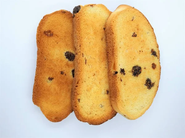 Nahaufnahme Von Mehlprodukten Süßen Knusprigen Crackern Mit Rosinen Auf Isoliertem — Stockfoto