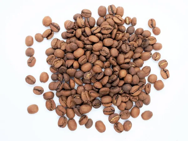 Närbild Nyrostade Bruna Aromatiska Kaffebönor Isolerad Vit Bakgrund — Stockfoto