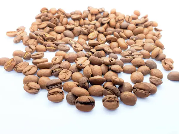 孤立した白い背景の上に焼きたての茶色の芳香のあるコーヒー豆のクローズアップ — ストック写真