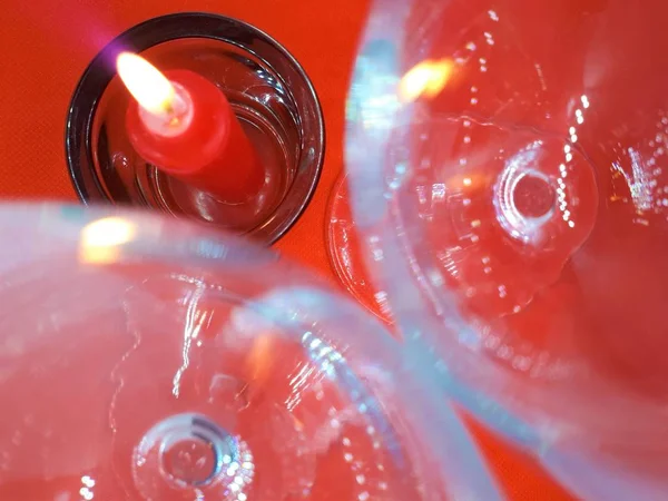 Efeito Bokeh Copos Vidro Cristal Castiçal Com Uma Vela Vermelha — Fotografia de Stock