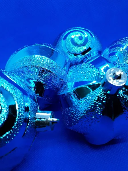 Nahaufnahme Festlicher Mehrfarbiger Ornamente Für Einen Weihnachtsbaum Kugeln Und Geschenke — Stockfoto