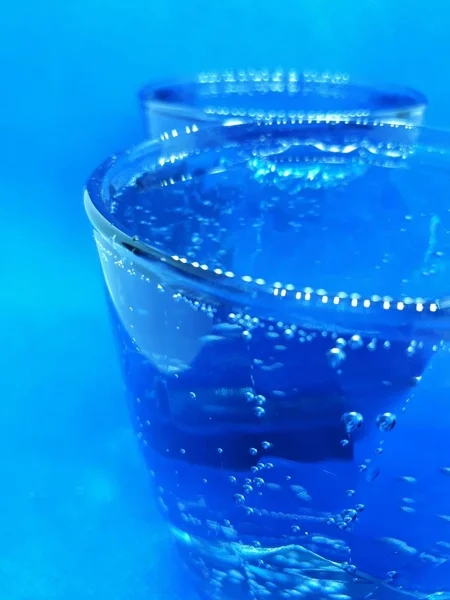 抽象的经典蓝色背景 Bokeh模糊效果 玻璃杯 水晶杯 带淡淡的饮料 — 图库照片