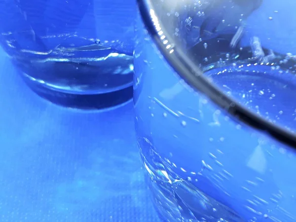 抽象的经典蓝色背景 Bokeh模糊效果 玻璃杯 水晶杯 带淡淡的饮料 — 图库照片