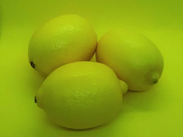 Primer Plano Fruta Jugoso Fresco Limón Sano Sobre Fondo Amarillo — Foto de Stock