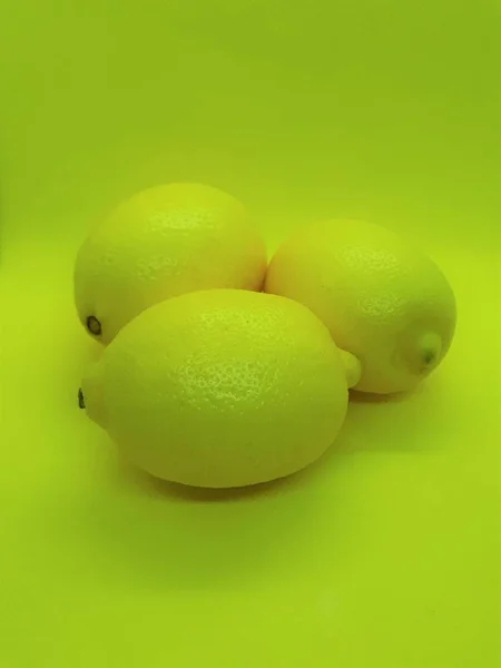 Крупный План Фруктов Сочный Свежий Здоровый Лимон Изолированном Абстрактном Желтом — стоковое фото