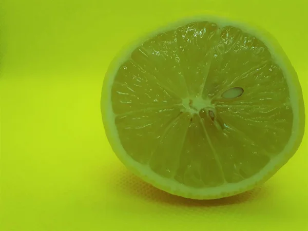 Primer Plano Fruta Jugoso Fresco Limón Sano Sobre Fondo Amarillo — Foto de Stock