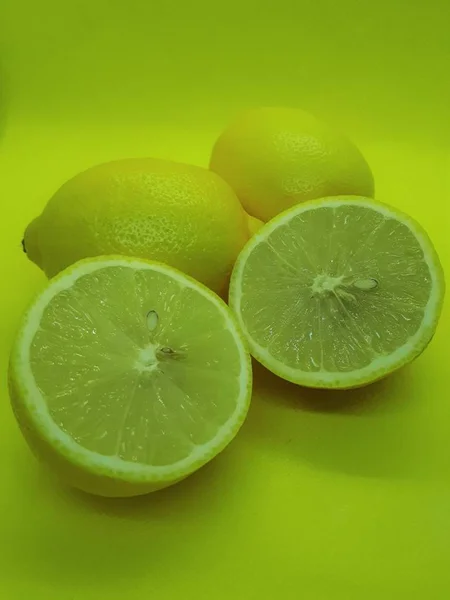 Primer Plano Fruta Jugoso Fresco Limón Sano Sobre Fondo Amarillo — Foto de Stock