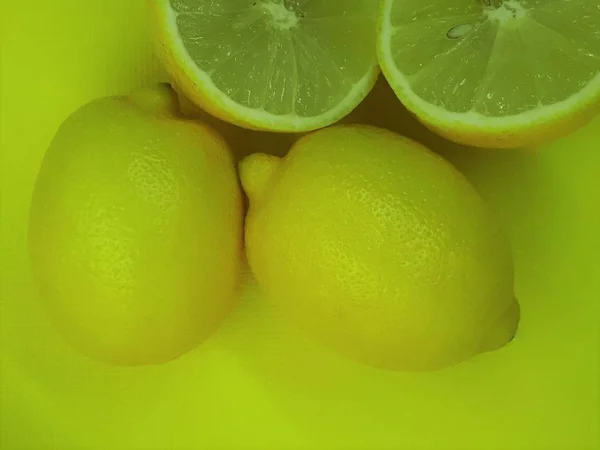 Primer Plano Fruta Jugoso Fresco Limón Sano Sobre Fondo Amarillo — Foto de Stock