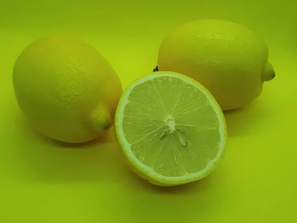 Primer Plano Fruta Jugoso Fresco Limón Sano Sobre Fondo Amarillo — Foto de Stock